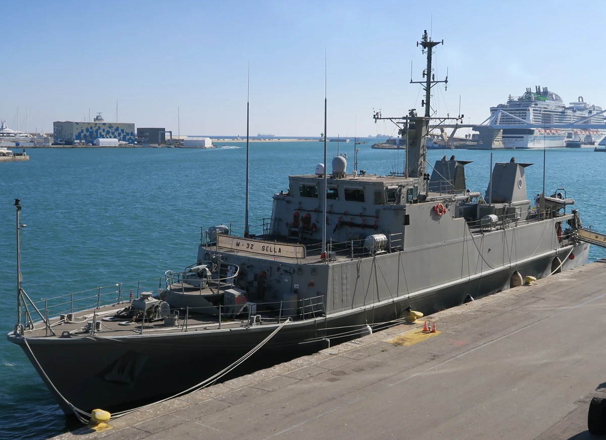 El cazaminas Sella M-32, como en aos anteriores, fue en esta ocasin el encargado de realizar los ya tradicionales bautismos de mar. Foto: Antonio Ros Pau